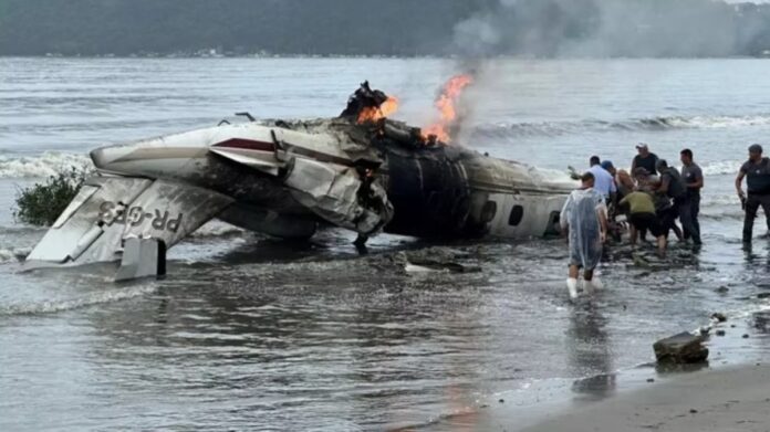 Piloto morre após avião cair e explodir em Ubatuba