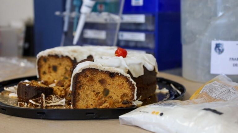 Acusada de matar familiares com bolo envenenado usou nome falso para comprar arsênio