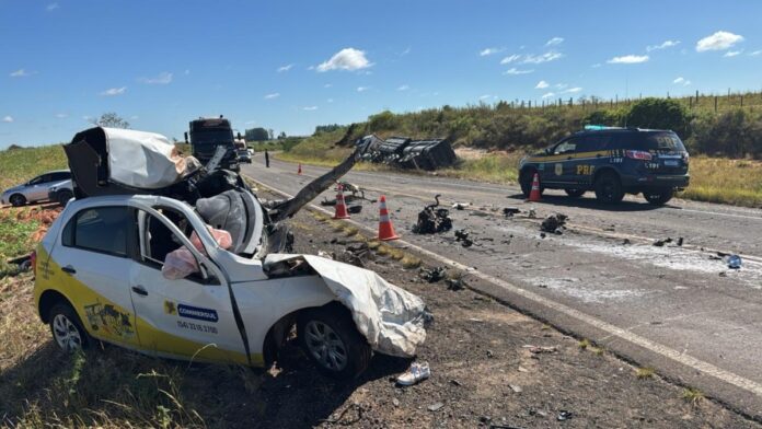 Motorista morre após grave acidente entre carro e carreta na BR-158