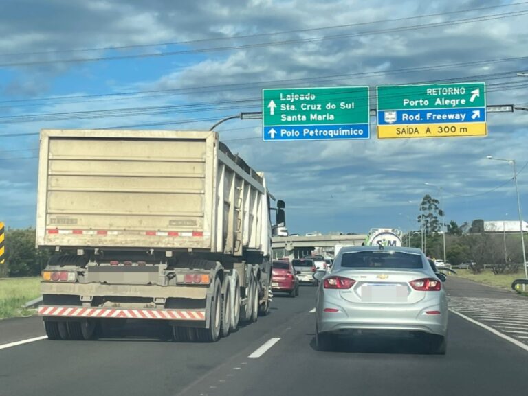 BR-386: Motorista fica ferido em acidente entre carro e caminhão em Nova Santa Rita sentido Canoas