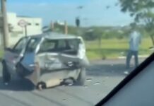 Traseira de carro fica destruída após acidente em avenida em Canoas
