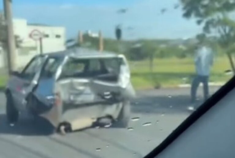 Traseira de carro fica destruída após acidente em avenida em Canoas