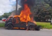 Bombeiros são acionados para combater incêndio em carro em Canoas