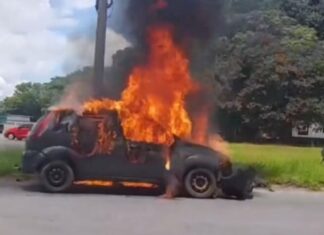 Bombeiros são acionados para combater incêndio em carro em Canoas