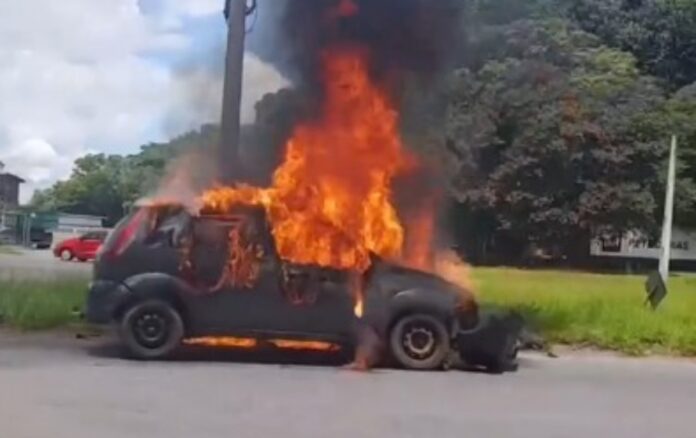 Bombeiros são acionados para combater incêndio em carro em Canoas