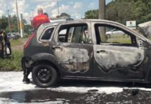 Carro fica destruído após incêndio em Canoas