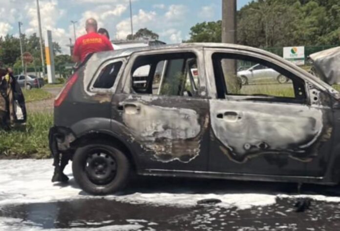 Carro fica destruído após incêndio em Canoas