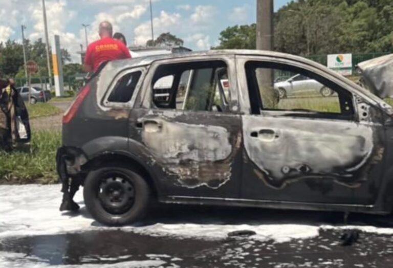 Carro fica destruído após incêndio em Canoas