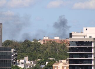 Fumaça preta de incêndio assusta moradores em Canoas; Saiba o que dizem os bombeiros