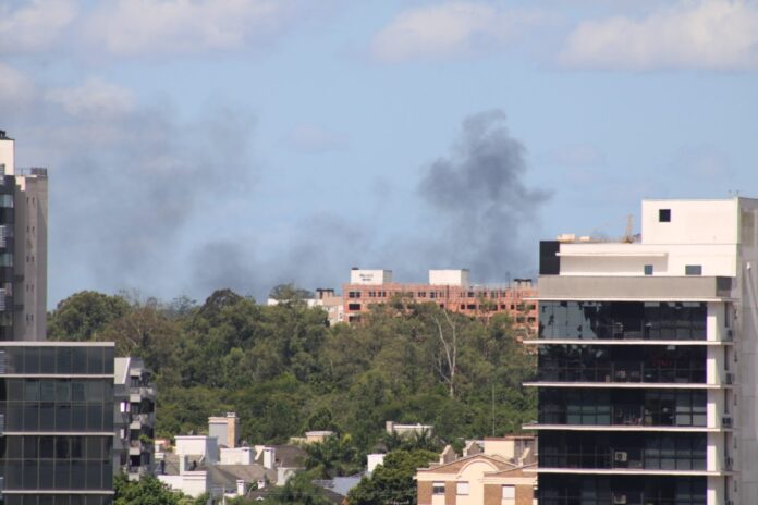 Fumaça preta de incêndio assusta moradores em Canoas; Saiba o que dizem os bombeiros