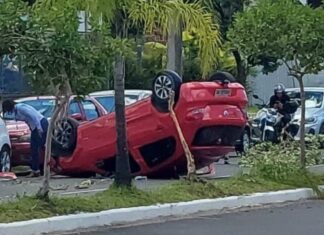 Carro capota em Canoas após acidente em avenida