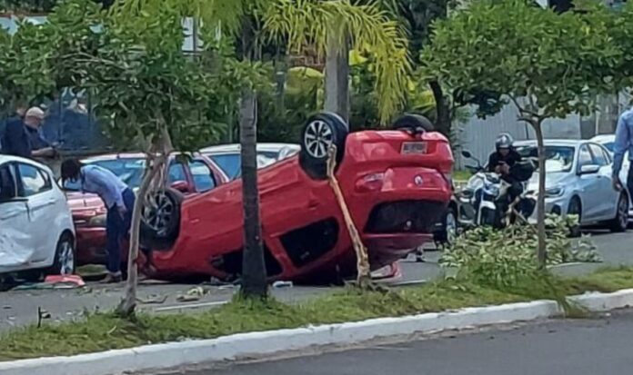 Carro capota em Canoas após acidente em avenida