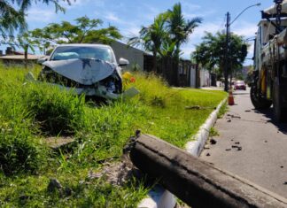 Carro derruba poste em avenida e deixa moradores sem luz em Canoas