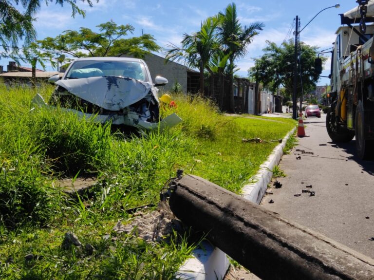 Carro derruba poste em avenida e deixa moradores sem luz em Canoas