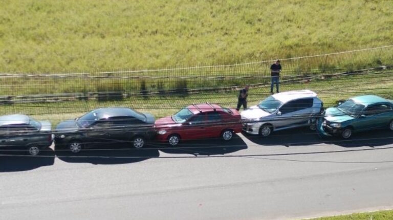 Carro bate em quatro veículos estacionados em Canoas