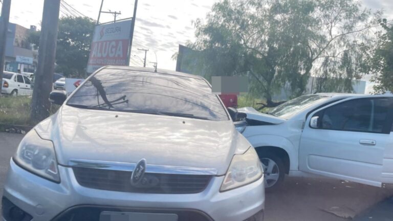 Colisão entre carros deixa feridos e trânsito lento em Canoas