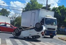 Carro capota após acidente e bloqueia trânsito em Canoas