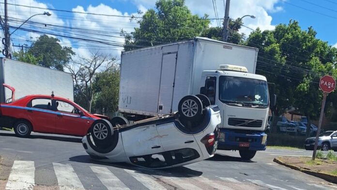 Carro capota após acidente e bloqueia trânsito em Canoas