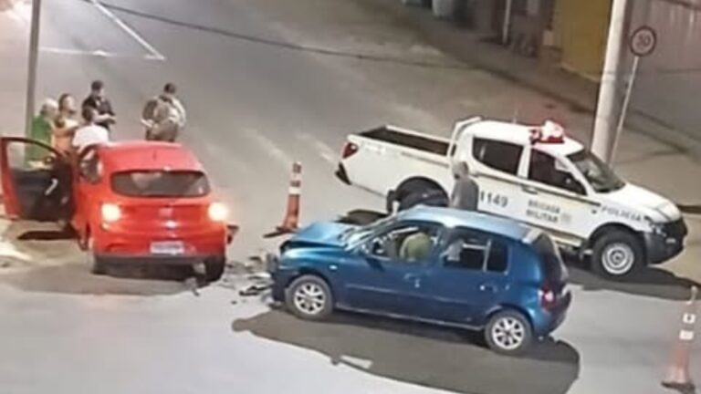 Dois carros colidem em cruzamento em Canoas