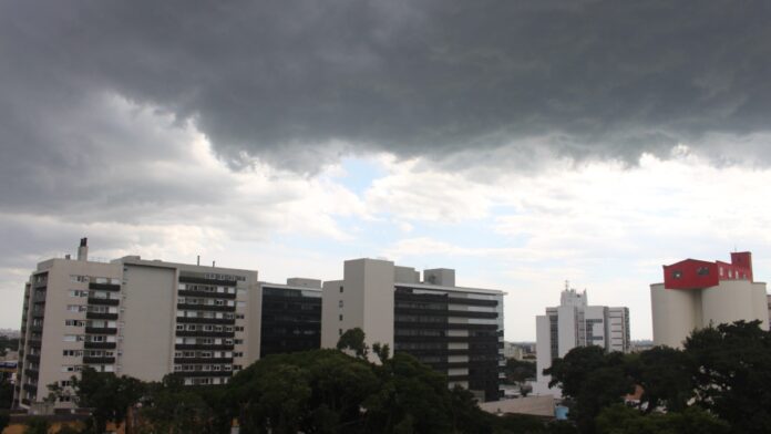 Tempo fecha em Canoas; INMET alerta para temporal