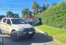 Capotamento após colisão deixa quatro feridos em Canoas
