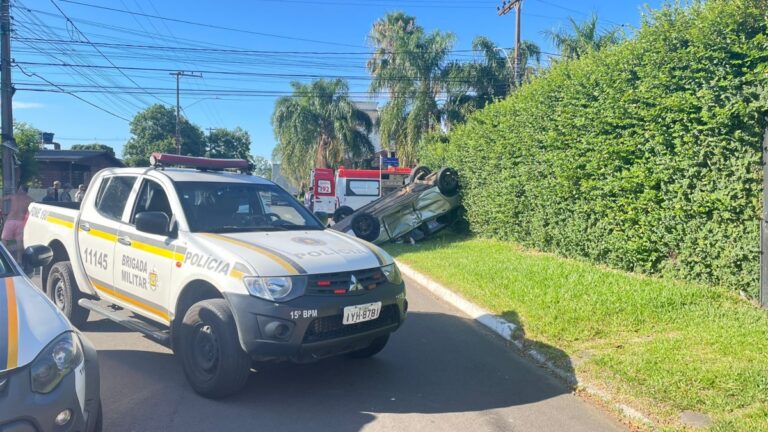 Capotamento após colisão deixa quatro feridos em Canoas