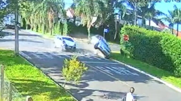 Vídeo mostra carro capotando após acidente em Canoas