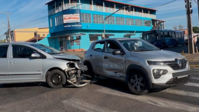 Carro tem frente destruída após colisão lateral em cruzamento em Canoas