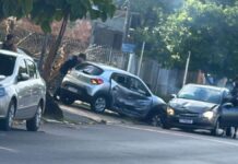 Carros colidem em avenida em Canoas