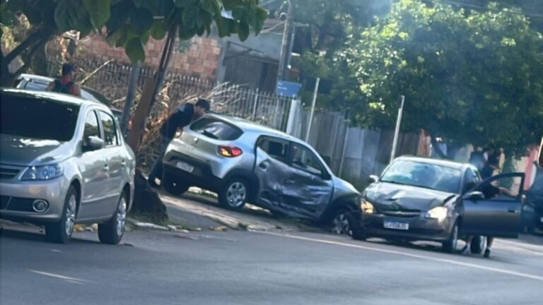Carros colidem em avenida em Canoas