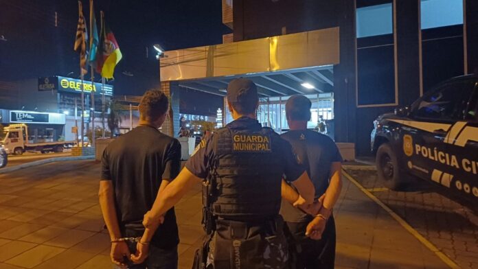Traficantes que vendiam drogas em praça tentam fugir, mas acabam presos em Canoas