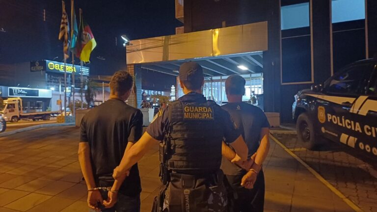 Traficantes que vendiam drogas em praça tentam fugir, mas acabam presos em Canoas
