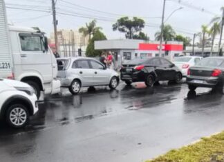 Acidente com três carros causa bloqueio em avenida em Canoas