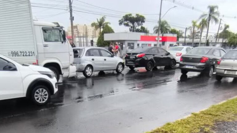 Acidente com três carros causa bloqueio em avenida em Canoas