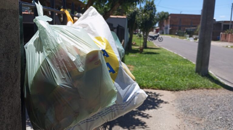Moradores de Canoas relatam atraso na coleta de lixo; Veja o que diz a prefeitura