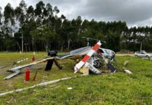 helicóptero cai pessoas