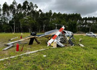 helicóptero cai pessoas