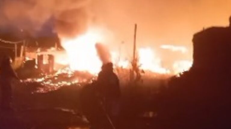 Incêndio destrói mais de 20 casas em Porto Alegre