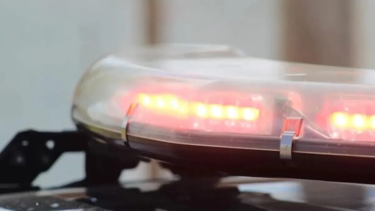 Motorista estaciona carro e quando volta encontra corpo de homem