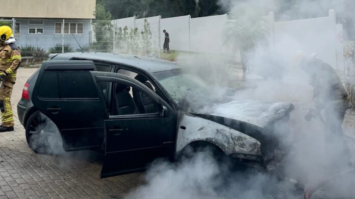 Incêndio destrói carro no Centro de Nova Santa Rita