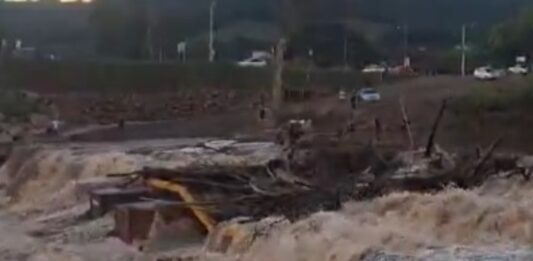 Rio sobe e leva ponte reconstruída após enchente no RS