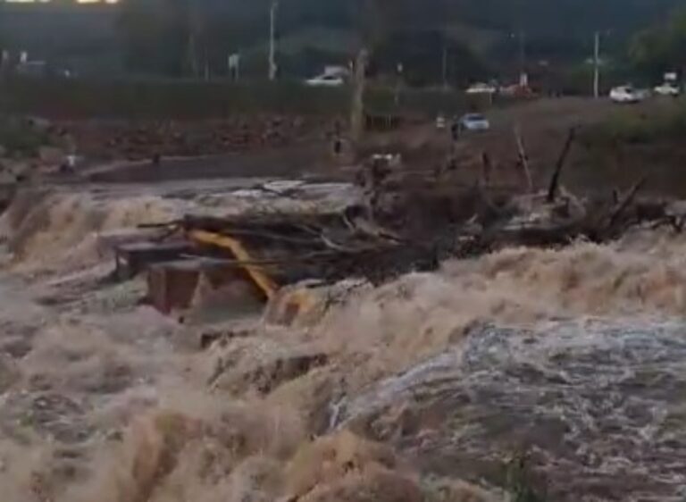Rio sobe e leva ponte reconstruída após enchente no RS