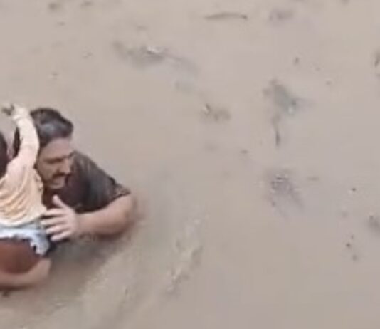 VÍDEO: bebê é resgatado em meio a enchente em Santa Catarina