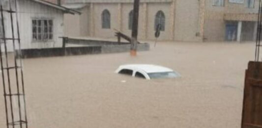 Chuva forte causa enchente em Santa Catarina