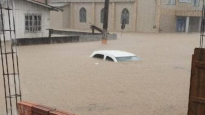 Chuva forte causa enchente em Santa Catarina