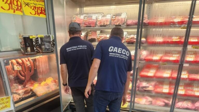 Supermercado é flagrado vendendo carne vencida em Imbé
