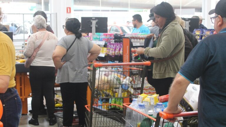 Atacados em Canoas disputam clientes com promoções neste sábado