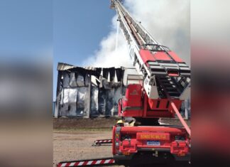 Combate ao incêndio na Ritter Alimentos no último sábado durou mais de 14 horas. (Foto: Corpo de Bombeiros/Divulgação)