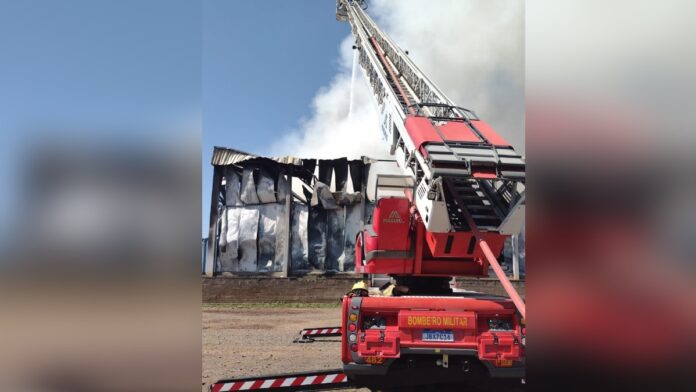 Combate ao incêndio na Ritter Alimentos no último sábado durou mais de 14 horas. (Foto: Corpo de Bombeiros/Divulgação)