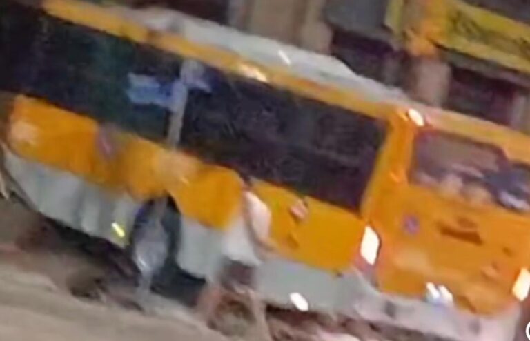 ônibus invade agência